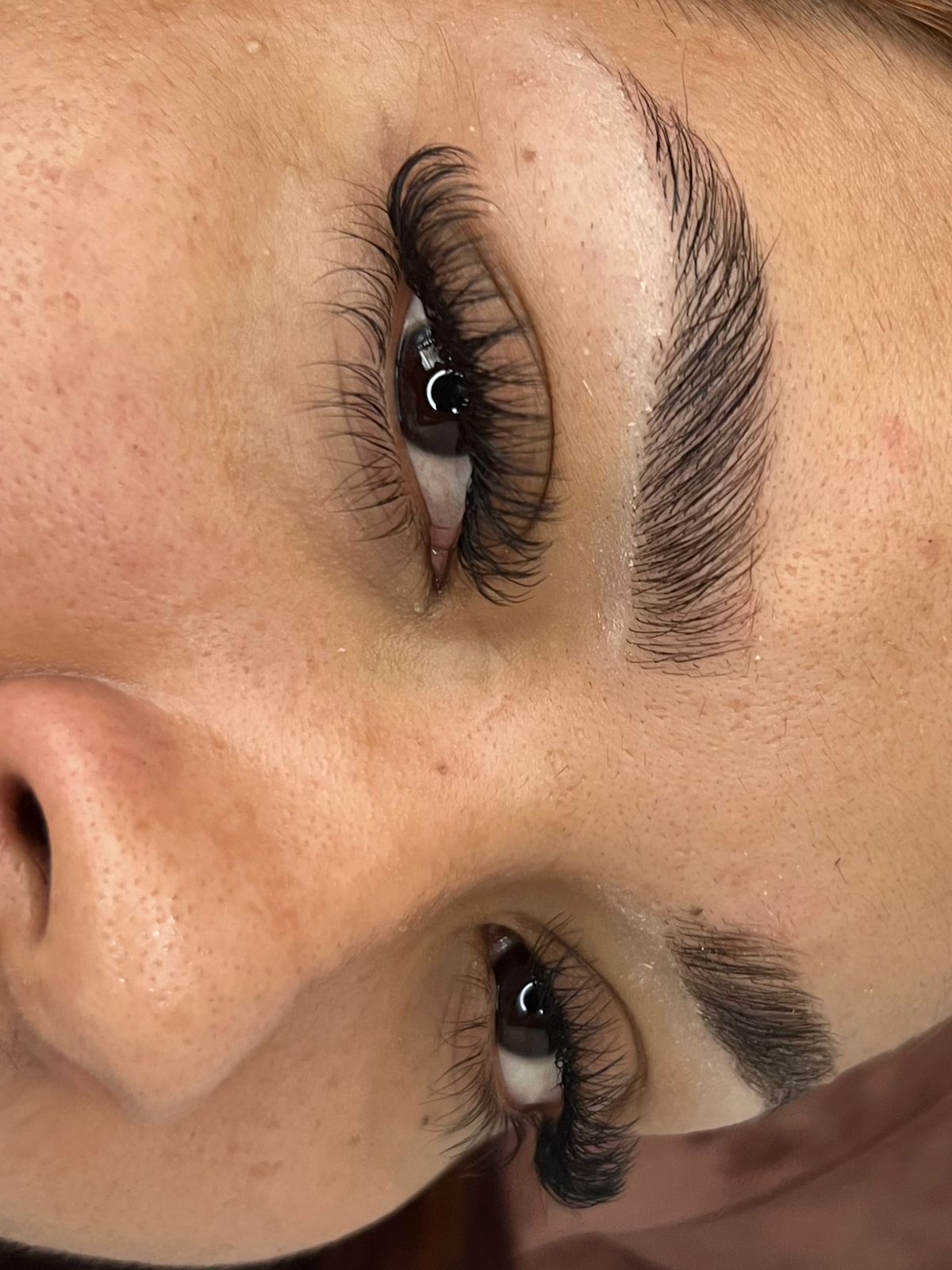Detalle de cejas y pestañas